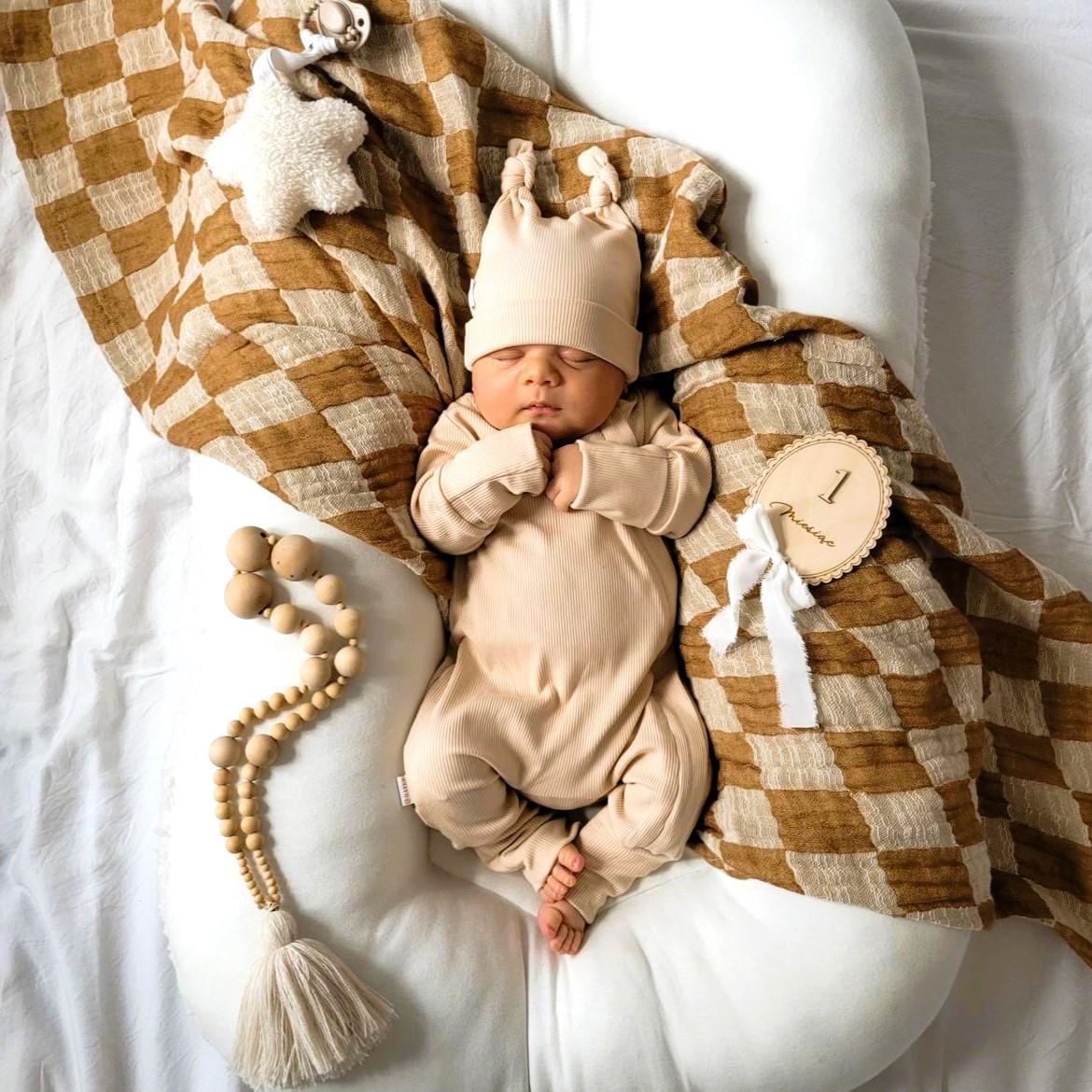 ROMPER & BEANIE SET als GESCHENK verpackt