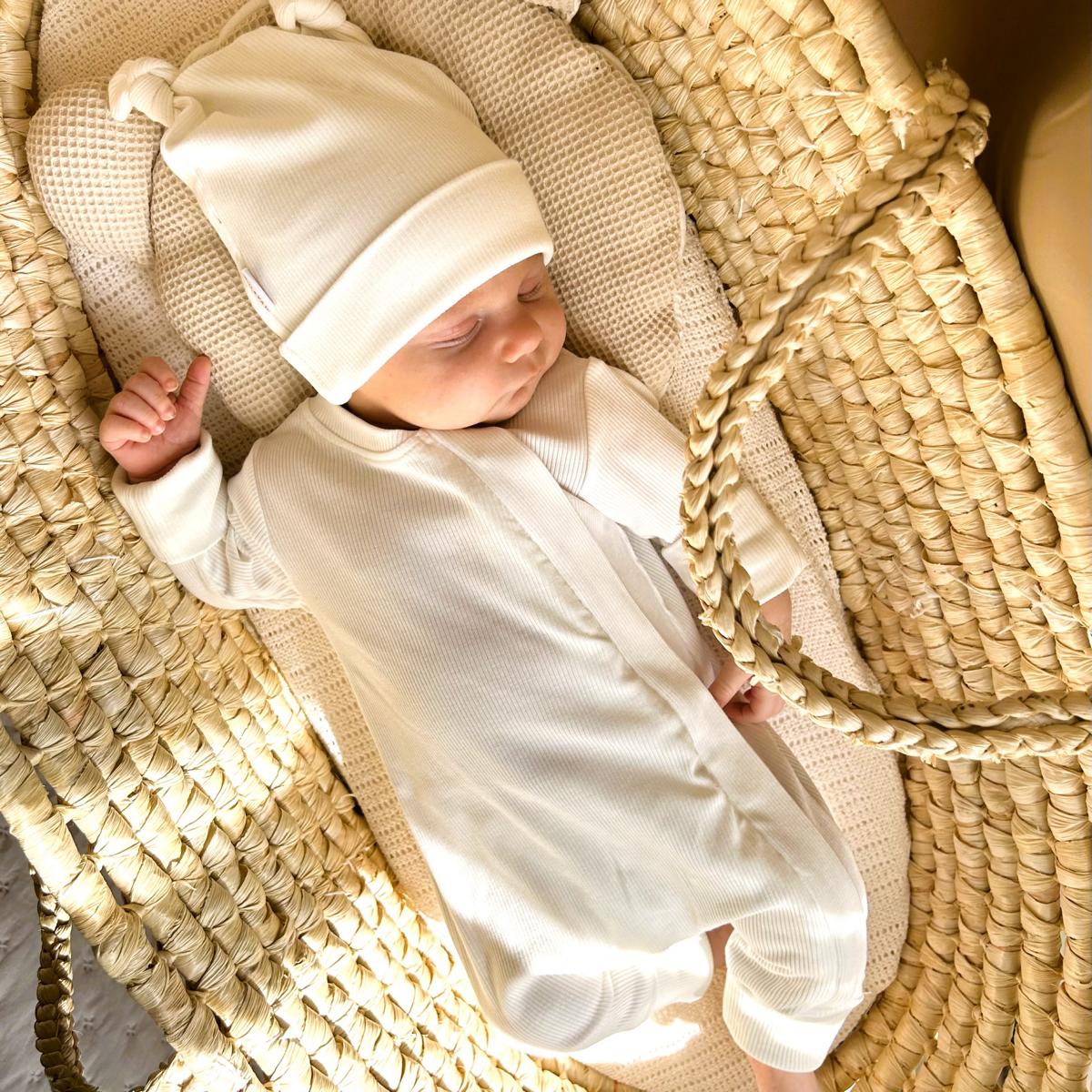 ROMPER & BEANIE SET als GESCHENK verpackt